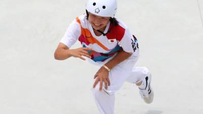 13-летняя японка получила первое олимпийское золото по скейтбордингу среди женщин