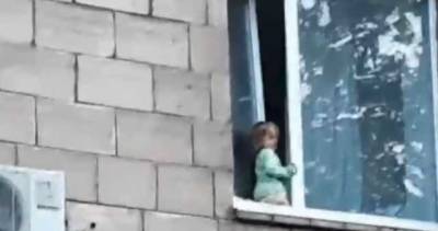 Пошла искать маму сквозь приоткрытое окно: в Запорожье найцгвардеец спас 2-летнюю девочку