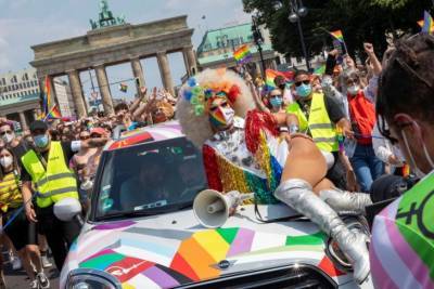 Десятки тысяч людей в Будапеште и Берлине вышли на митинги за права ЛГБТ