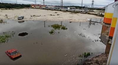 На Ямале после ливней новый жилой район затопило водами с фекалиями