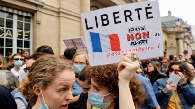Парламент Франции утвердил санитарные пропуска