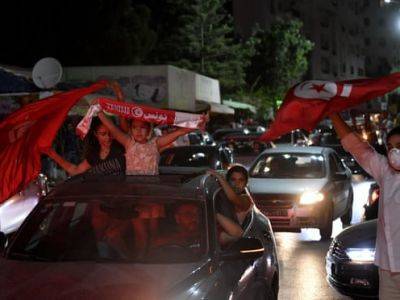 Президент Туниса лишил депутатов неприкосновенности и отстранил премьера на фоне протестов