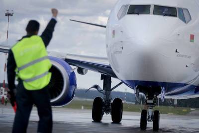 Подавший сигнал бедствия самолет Belavia изменил курс на Москву