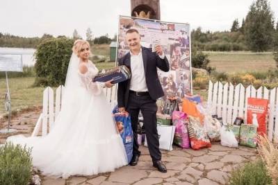 Молодожёны из Тверской области попросили подарить им корм вместо цветов
