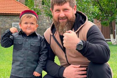 Кадыров вступился за блогера-карлика Хасбика и подарил ему Mercedes