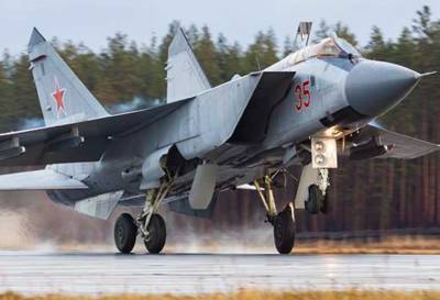 В небе Тверской области летчики-истребители устроили «воздушную дуэль»