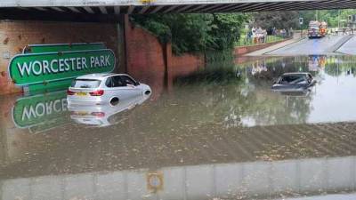 Плавают дороги и станции метро: мощный ливень вызвал потоп в Лондоне