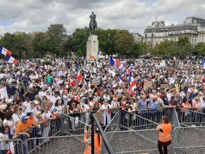 Сенат Франции смягчил законопроект об ограничениях для непривитых после массовых протестов
