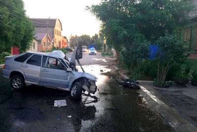 В Астрахани 20-летний водитель ВАЗа погиб после столкновения с деревом