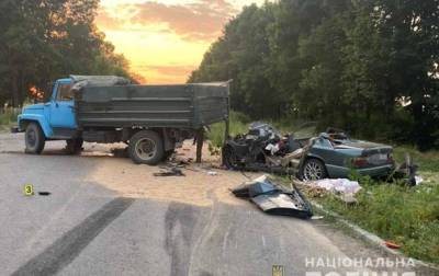 В Винницкой области легковушка столкнулась с грузовиком, двое погибших