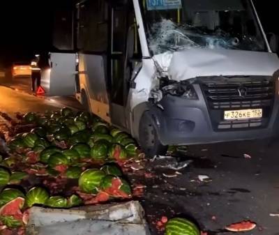 Рейсовый автобус врезался в грузовик с арбузами в Кстовском районе