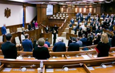 Новый парламент Молдавии не спешит начинать работать, все слушают Санду