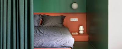 В маленькой квартире при обустройстве зоны отдыха практичным решением станет кровать в нише