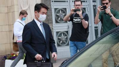 Посол Японии покинул здание МИД РФ спустя час
