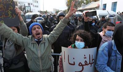 У здания парламента в Тунисе начались столкновения