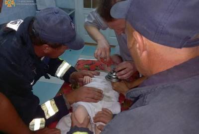 В Херсоне спасали малыша, палец которого застрял в решетка слива мойки