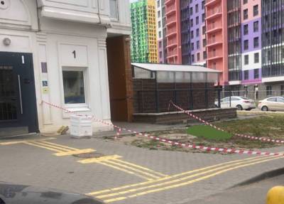 Девушка с ножевым ранением в спину выпала из окна 15-го этажа в Петербурге и погибла