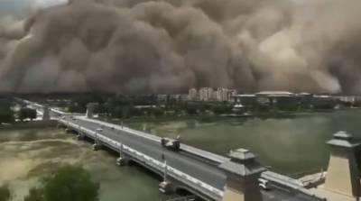 Сила природы: на Китай обрушилась песчаная буря и попала на видео
