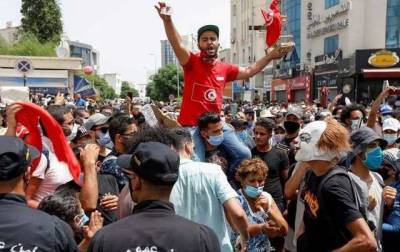 Президент Туниса уволил премьера и заморозил парламент после протестов