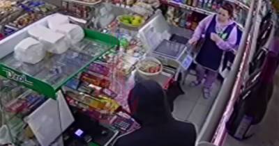 Мужчина с ножом ворвался в магазин под Москвой и попал на видео