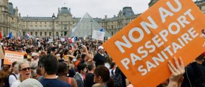 Парламент Франции утвердил «паспорта здоровья» и обязательную вакцинацию медиков