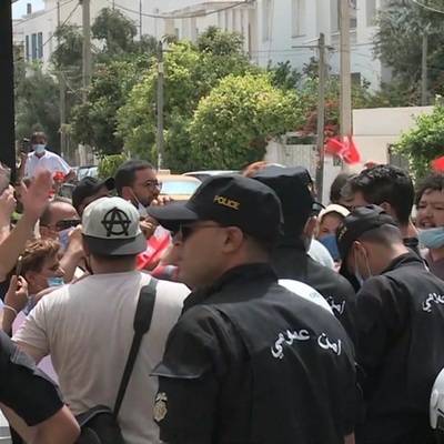 Посольство России не рекомендует россиянам в Тунисе путешествовать по стране