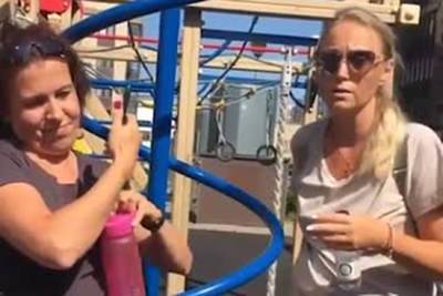 Россиянка выгнала с детской площадки детей с инвалидностью и попала на видео