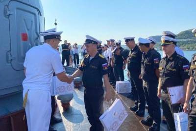 Моряки катера Ивановец принимали поздравления от ивановской делегации