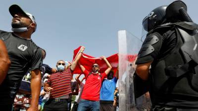 В Тунисе столкновения у парламента после отставки премьер-министра