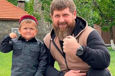 Кадыров показал блогера-карлика Хасбика со штангой