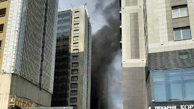 Чёрный дым окутал юг Петербурга из-за пожара в строящемся апарт-отеле VALO