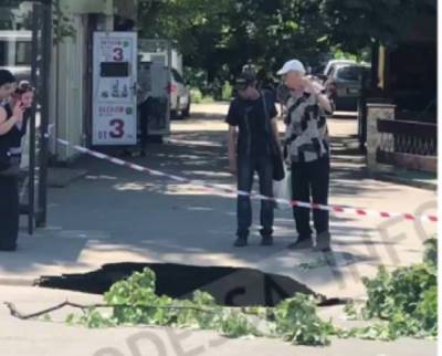 Пропасть образовалась посреди улицы в Одессе, асфальт ушел под землю возле остановки: кадры ЧП - politeka.net - Украина - Одесса