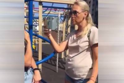Блондинка яжемать выгнала детей-инвалидов с площадки: Вам тут нельзя