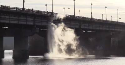Мост Патона в Киеве "прорвало" четвертый раз за месяц (видео)