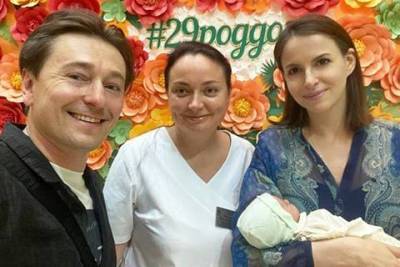 Сергей Безруков поделился снимками с женой Анной Матисон и новорожденным сыном: "Забрал из роддома"