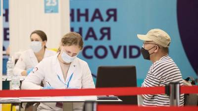 Привитым пенсионерам в Москве раздали более 10 тысяч наборов «С заботой о здоровье»