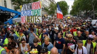 Закон о санпропусках принят во Франции вопреки протестам