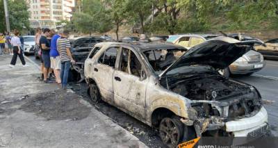 В центре Еревана сгорели две машины