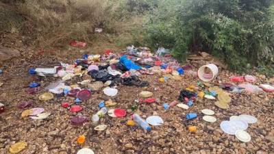 "Отдыхающие все загадили": фотографии мусора на природе вызвали оторопь