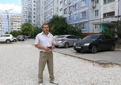 Александр Шевырев проконтролировал ремонт двора на улице Есенина