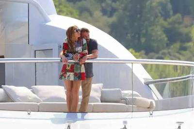 Daily Mail: Джей Ло и Бен Аффлек отметили день рождения певицы на яхте Ахметова