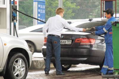 Цену на бензин сравнили с зарплатами и оценили место России