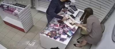 В Сибири продавщица секс-шопа избила грабителя огромным дилдо