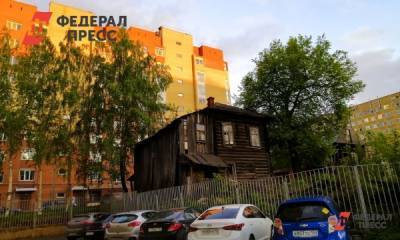 В Архангельске деревянный дом сошел со свай: подвал залило кипятком