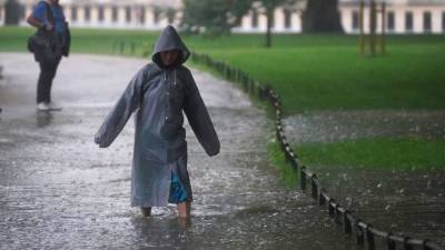 В столице из-за сильных дождей затопило несколько станций метро