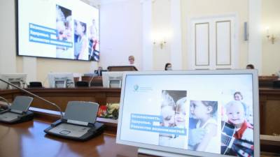 Власти Петербурга выделят 25 млрд рублей на социальные выплаты семьям с детьми