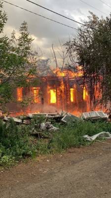 Заброшенный дом в Северном районе Череповца сгорел дотла