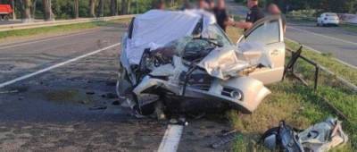 На дороге Мариуполь-Донецк автомобиль разбился об трактор: 2 человека погибли