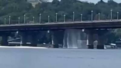 На мосту Патона в Киеве снова образовался "водопад": 4 авария за месяц