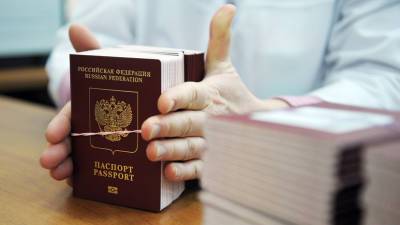 Временно невыездные: в России предложили разрешить приставам изымать загранпаспорта у должников